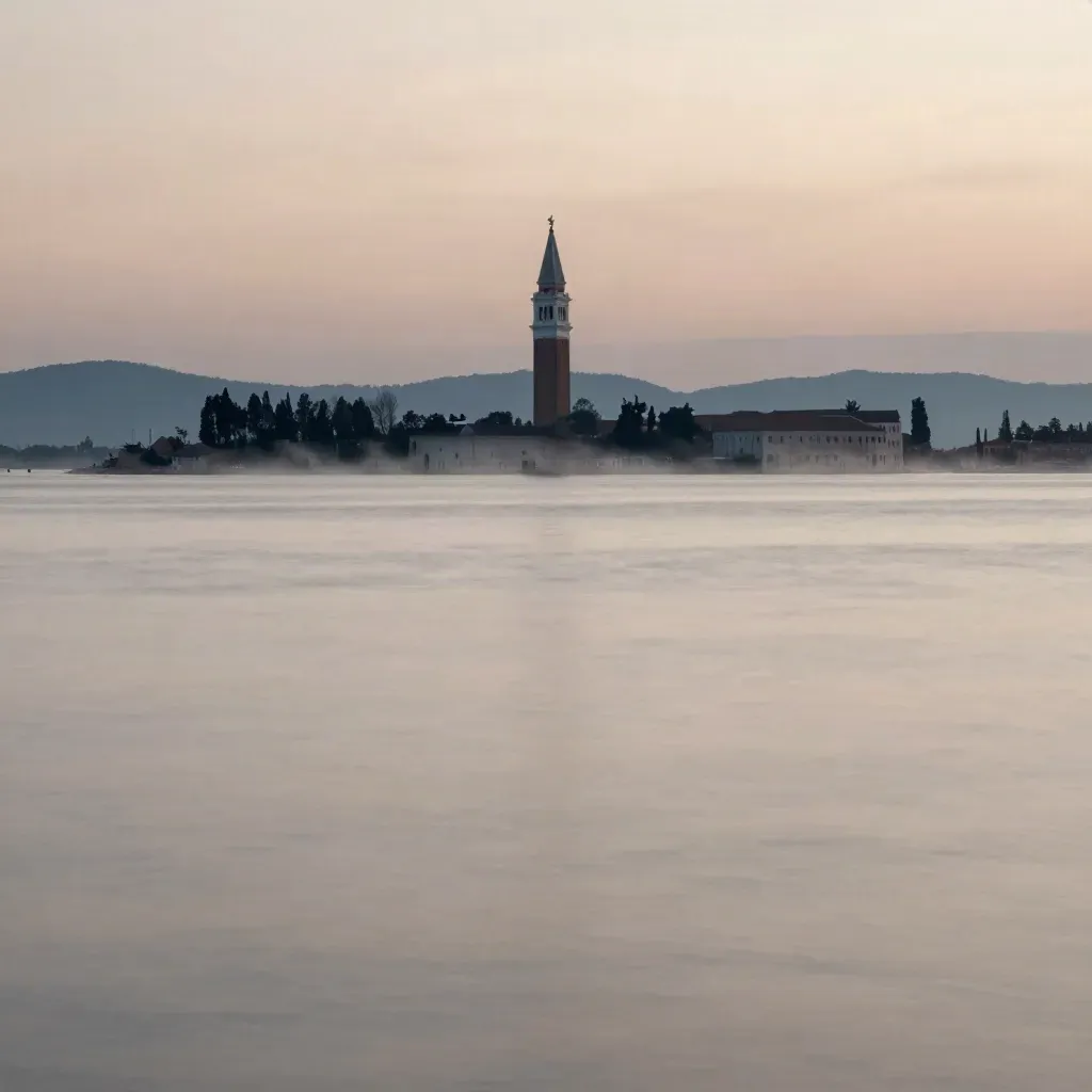 Laguna veneta all’ora blu con campanile lontano e acqua liscia come vetro.